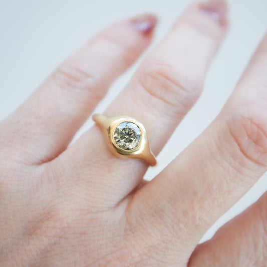 Round Diamond Swell Ring