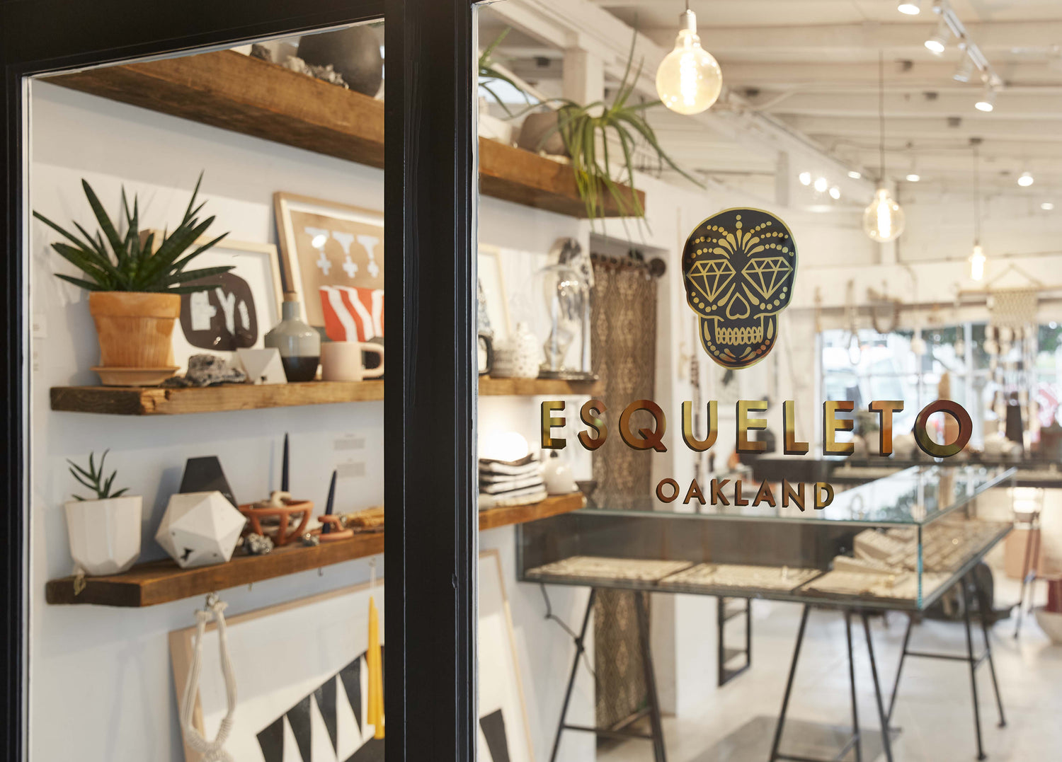 Esqueleto Oakland store