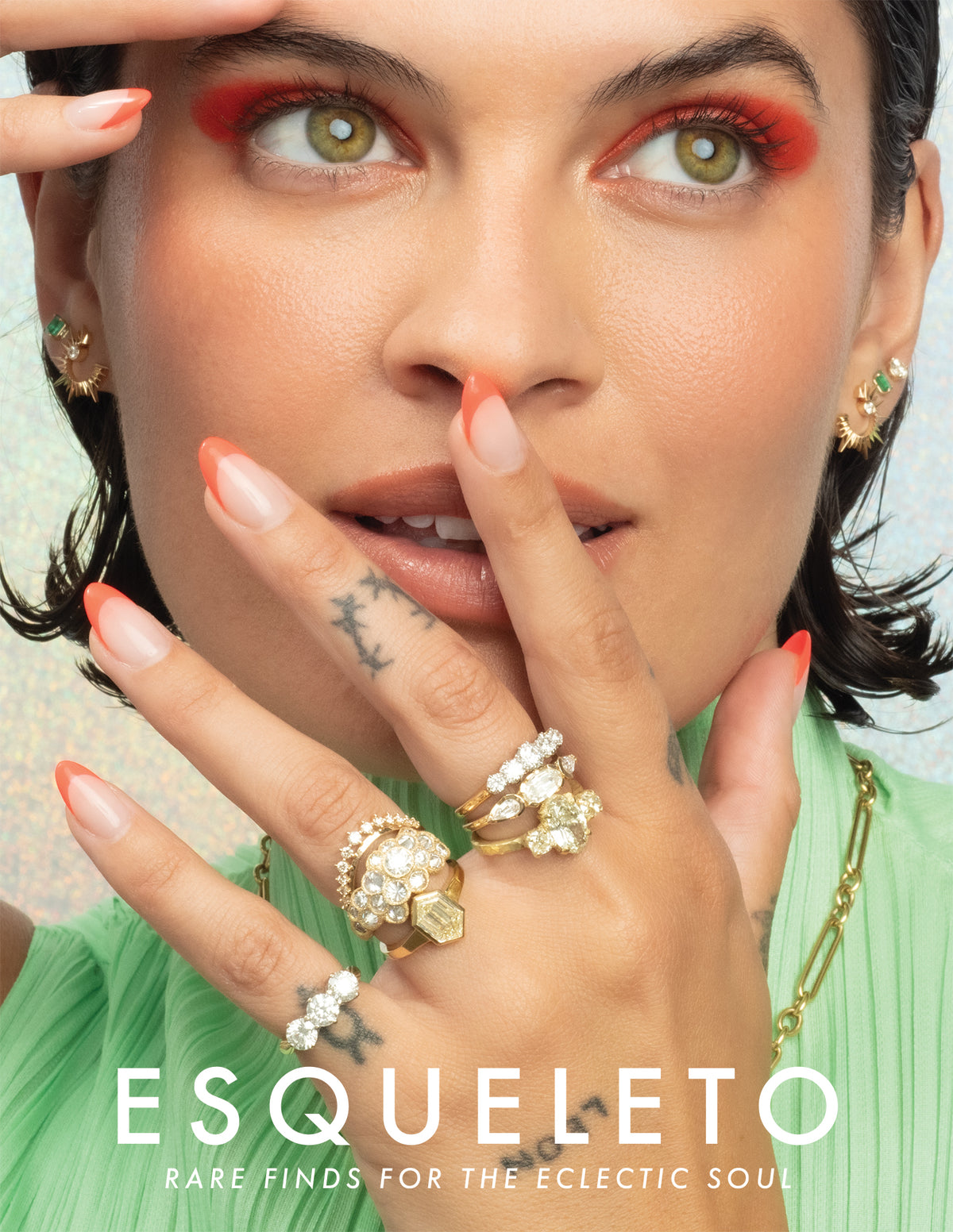 Woman wearing gold rings with 'ESQUELETO' branding