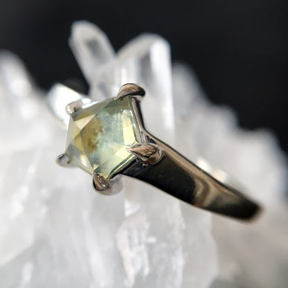 Spring Breeze Sapphire Ring