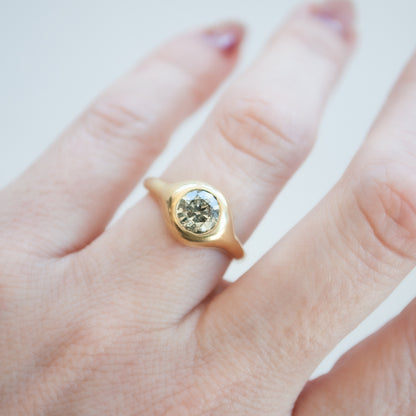 Round Diamond Swell Ring