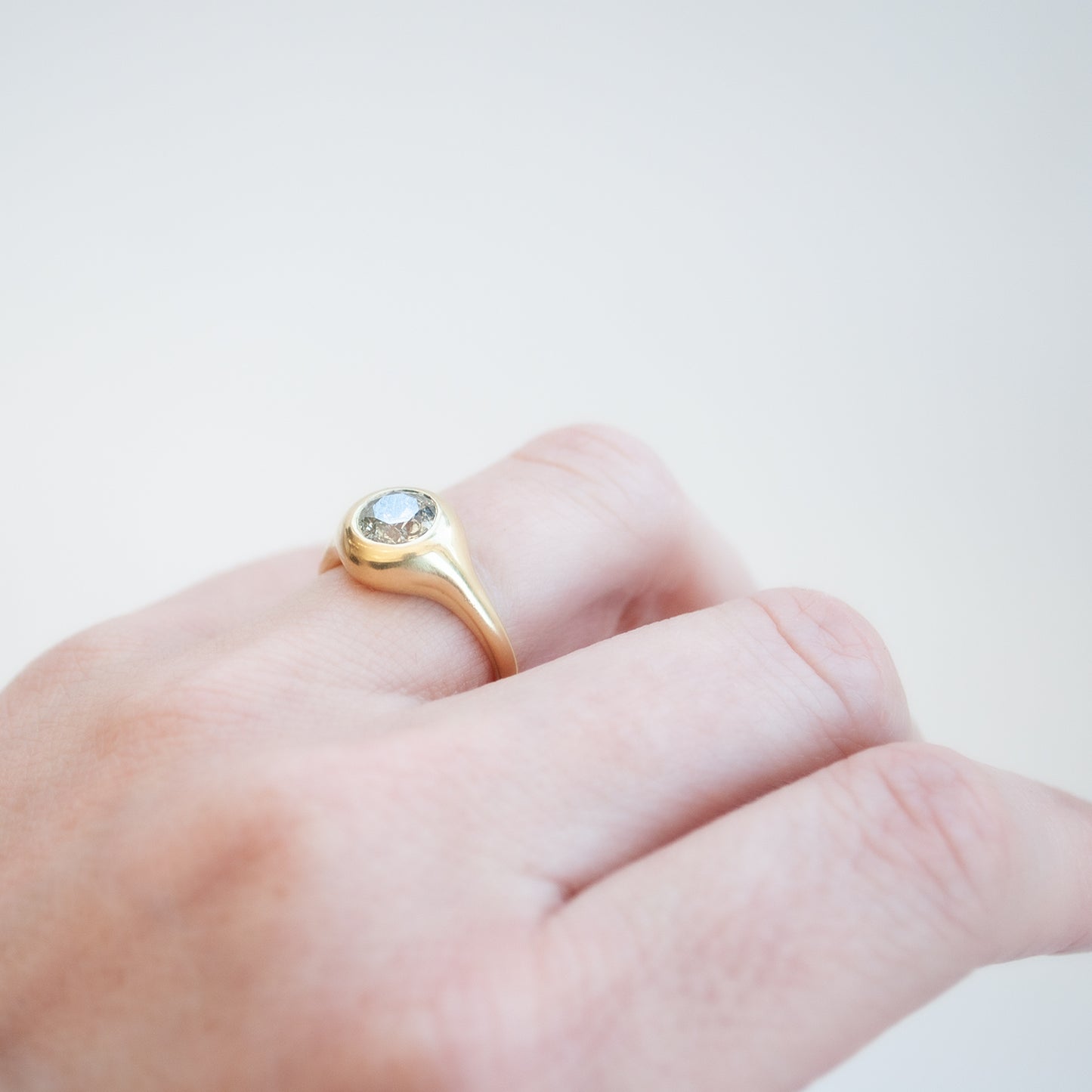 Round Diamond Swell Ring