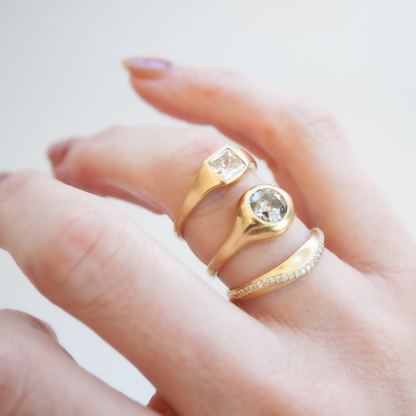 Round Diamond Swell Ring